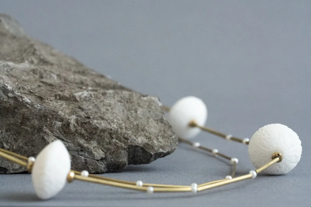 collier laiton corail et perles blanches