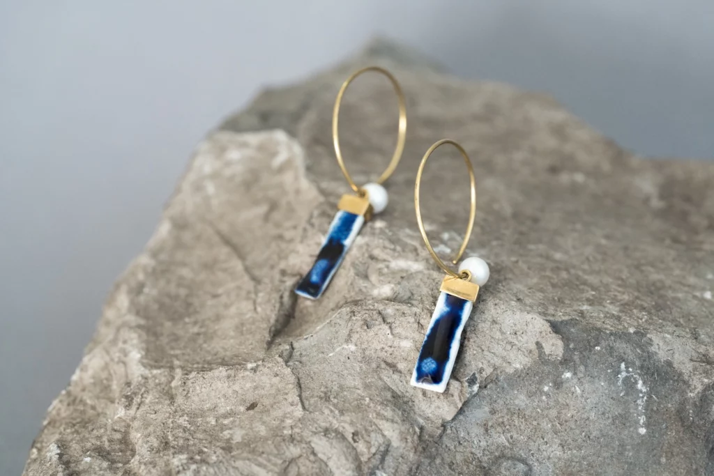 créoles laiton , céramique bleue et perle