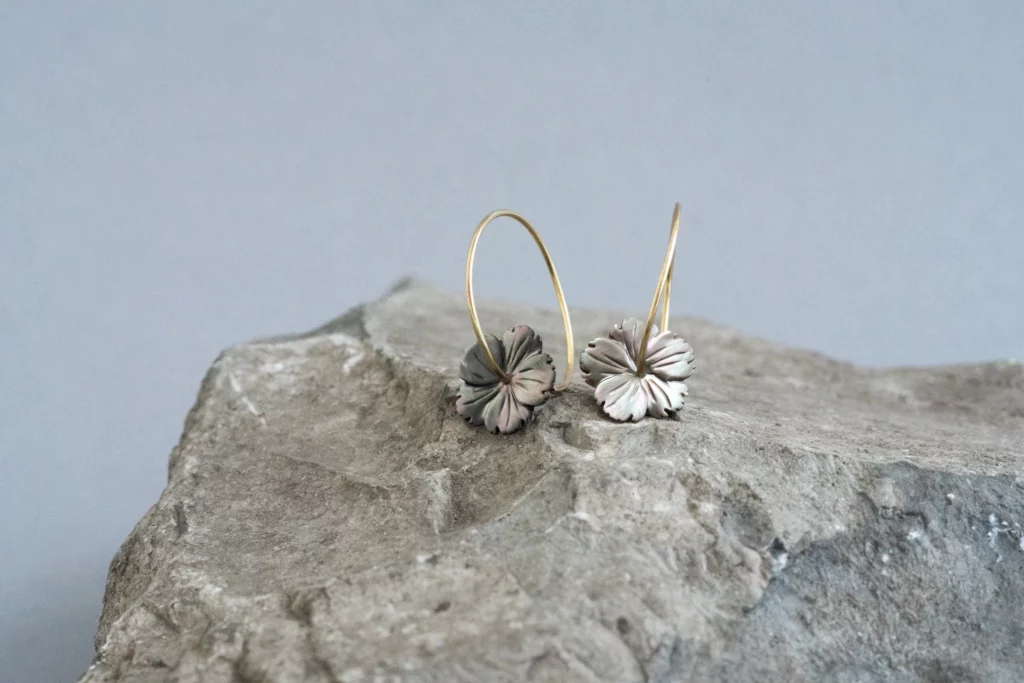 créoles nacre fleur grise